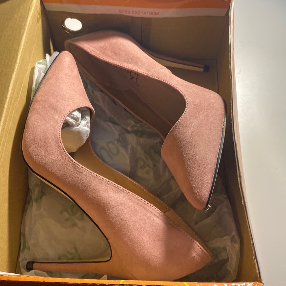 Brand new Mauve colored pointed toe heels!